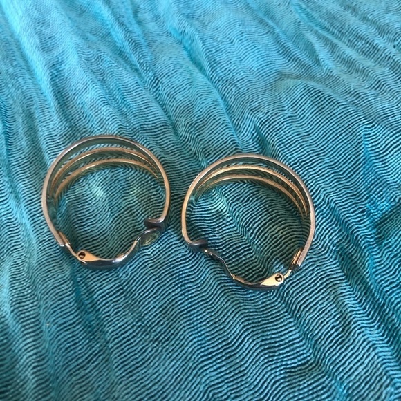 VTG 80’s Chucky Gold~Tone Hoop Earrings Clip On Style Statement Retro Classic - Picture 4 of 4